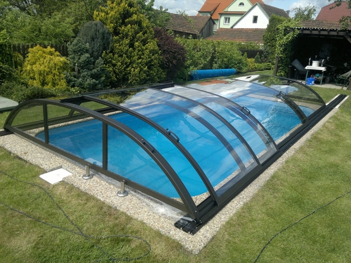 eloxal schwimmbadüberdachung über outdoor pool montiert